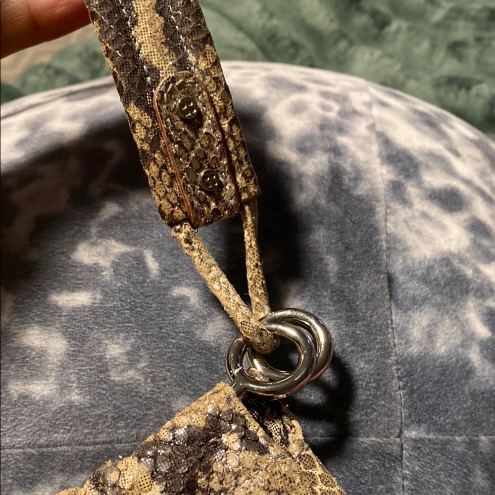 Chic Snakeskin Patterned Handbag - image 6